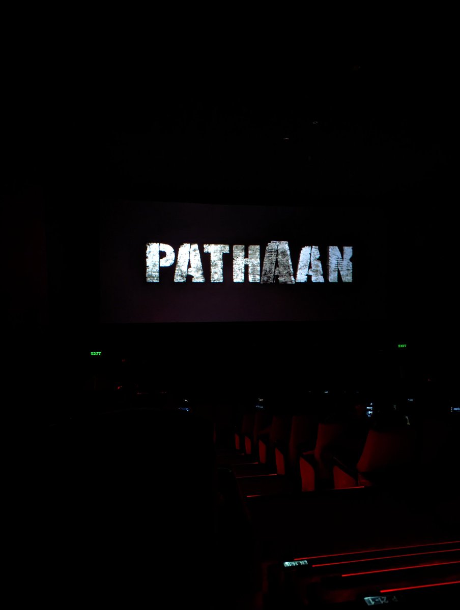 petite_pri's tweet photo. Finally just what Bollywood truly needed, a film that brings everyone together to celebrate and spread love. @iamsrk is not just an actor he is an emotion that holds this country together.💞💞 #FirstdayFirstShow #pathaan #SRK #PathaanDay #PathaanFirstDayFirstShow #GOAT𓃵 https://t.co/O2wKuTZHpP