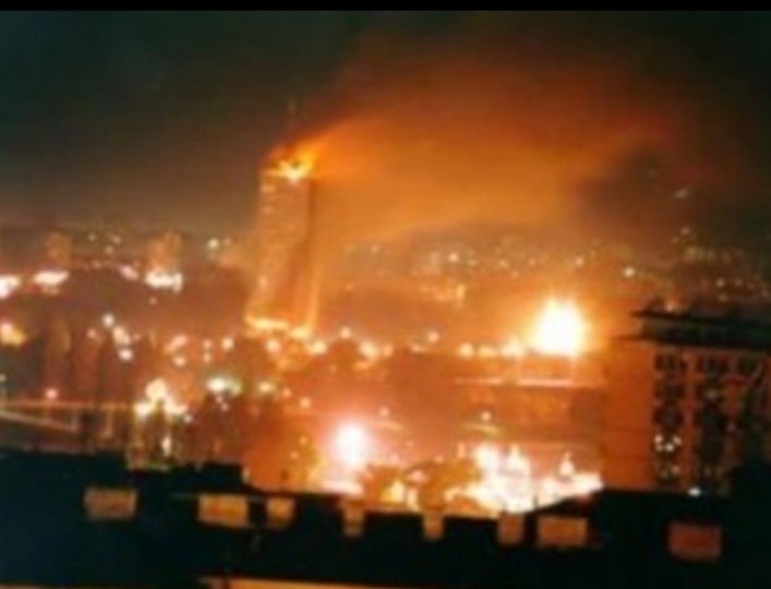 gianlucamart1's tweet image. 19 marzo 2011.
Dopo aver fomentato il disordine, Obama, con il placet dell&apos;ONU ordina alla Nato di attaccare la Libia, i compagni di merenda europei fiutano l&apos;affare.
10.000 raid aerei, 40.000 bombe sganciate sulle città, 500.000 civili uccisi, definiti &quot;danni collaterali&quot; (segue