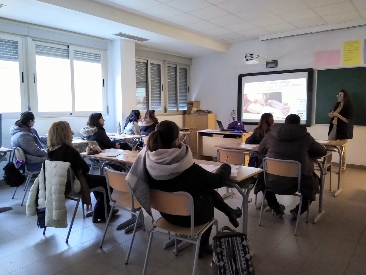 Carmen_RebolloA's tweet photo. En #ProgramaSaludHable hoy hemos aprendido a detectar disfunciones visuales 👀 infantiles que afectan al rendimiento escolar. No se aprecian fácil, ni se corrigen con gafas y precisan de entrenamiento y terapia visual. Gracias #MAngelesMuñoz de #Ateneaoptometria por la charla. https://t.co/4yFFn7335i