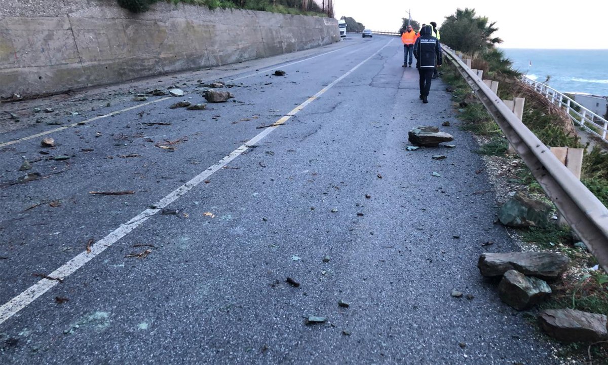 1974cbar's tweet image. #SS18: galleria di Coreca chiusa da circa 5 mesi; percorso alternativo chiuso; tratto di Falerna dir. Sud transennato x crollo da 15gg; rampa di accesso da rotatoria aerop. Lamezia direzione nord chiusa per lavori da 4 mesi. Un velo pietoso su #A2 ecc... 🤦‍♂️🤦‍♂️

Grazie @StradeAnas