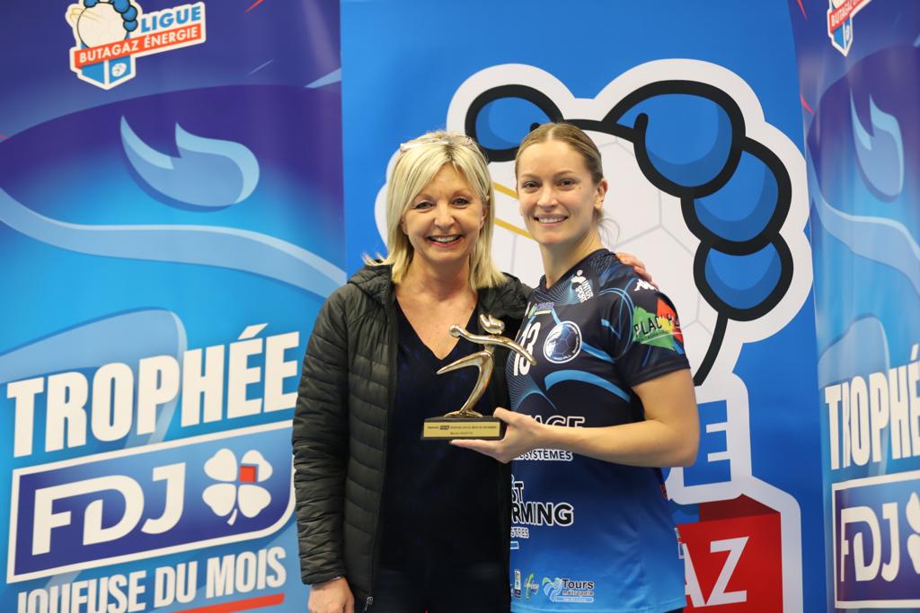 LFH_Officiel's tweet photo. 🙌 Manon Houette🇫🇷 a reçu son Trophée @FDJsport de meilleure joueuse du mois de décembre en #LigueButagazEnergie !
#TropheeFDJ
#Inspirante https://t.co/DoS9DY86m9