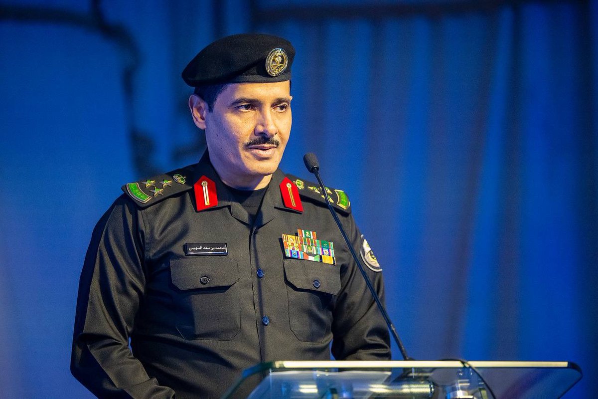 خلال افتتاح سموه مبنى ادارة الدوريات الأمنية بالمنطقة ..

سمو #امير_القصيم : افتخر واعتز كثيرا بتواجدي بين اخواني وزملائي أبطال الامن والعيون الساهرة الذين لهم شرف الذود عن امن هذه البلاد الغالية