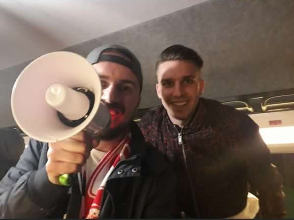 RoazhonGirl's tweet image. C’est avc tristesse que nous apprenons le décès de Ludo gd supporter rennais, membre du Roazhon’s Call, par son cousin. Triste et solidaires. Nous aimerions q’1 minute d’applaudissements soit faite au prochain match au RP. Si vous pouvez partager pr que le club le voit. Merci bcp