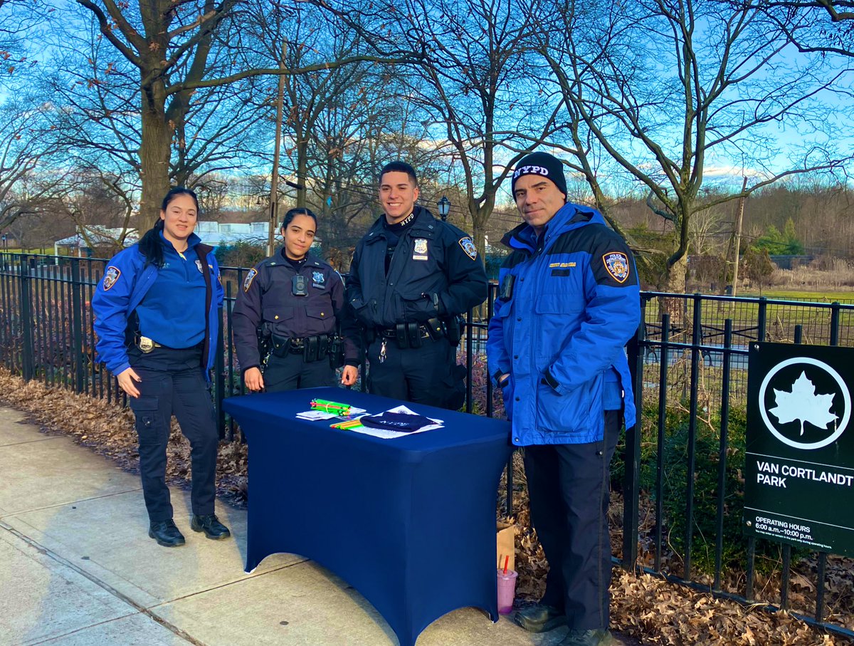 NYPD50Pct's tweet photo. Your Community Affairs officers at Van Cortlandt Park alongside newly assigned police officers for a “Pop Up With a Cop” 👮‍♂️👮👮‍♀️ Meeting, greeting and sharing info on our programs and crime prevention tips! https://t.co/DrNIc1LtK3