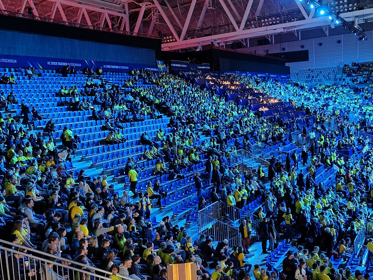 Ponhak's tweet photo. Ett så kallat arrangörsfiasko i tre bilder. Istället för fullsatt (22000) och folkfest, valde arrangörerna en horribel prissättning (närmare 1400 kr för en långsideplats, 900 kr på nedre kortsidan). Trist. https://t.co/B5TiCG5Wa7