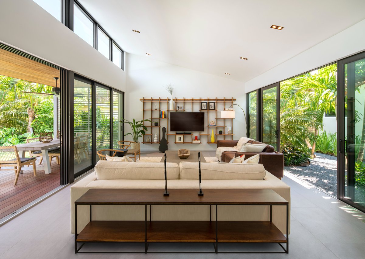CeramicsOfItaly's tweet photo. @KBtribechat @Coverings An example of this that comes to mind is Portico House, our #TileCompetition2022 finalist! This modern Miami bungalow designed by DEN uses floor tiles from @lea_cer to create an open space that seamlessly blends with the surrounding natural environment. #KBTribeChat @Covering https://t.co/QSmzPYFtwD