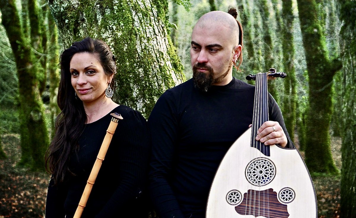 Próximo sábado 28 enero, 19 h, continuaremos en el Aula-Museo Paco Díez con el XIV ciclo de Las 10 y Una Noches, con los portugueses Rubén Monteiro y Carla Costa, dúo “KAIROS”, antiguas músicas del Asia Central hasta los países mediterráneos, al son de antiguos instrumentos.