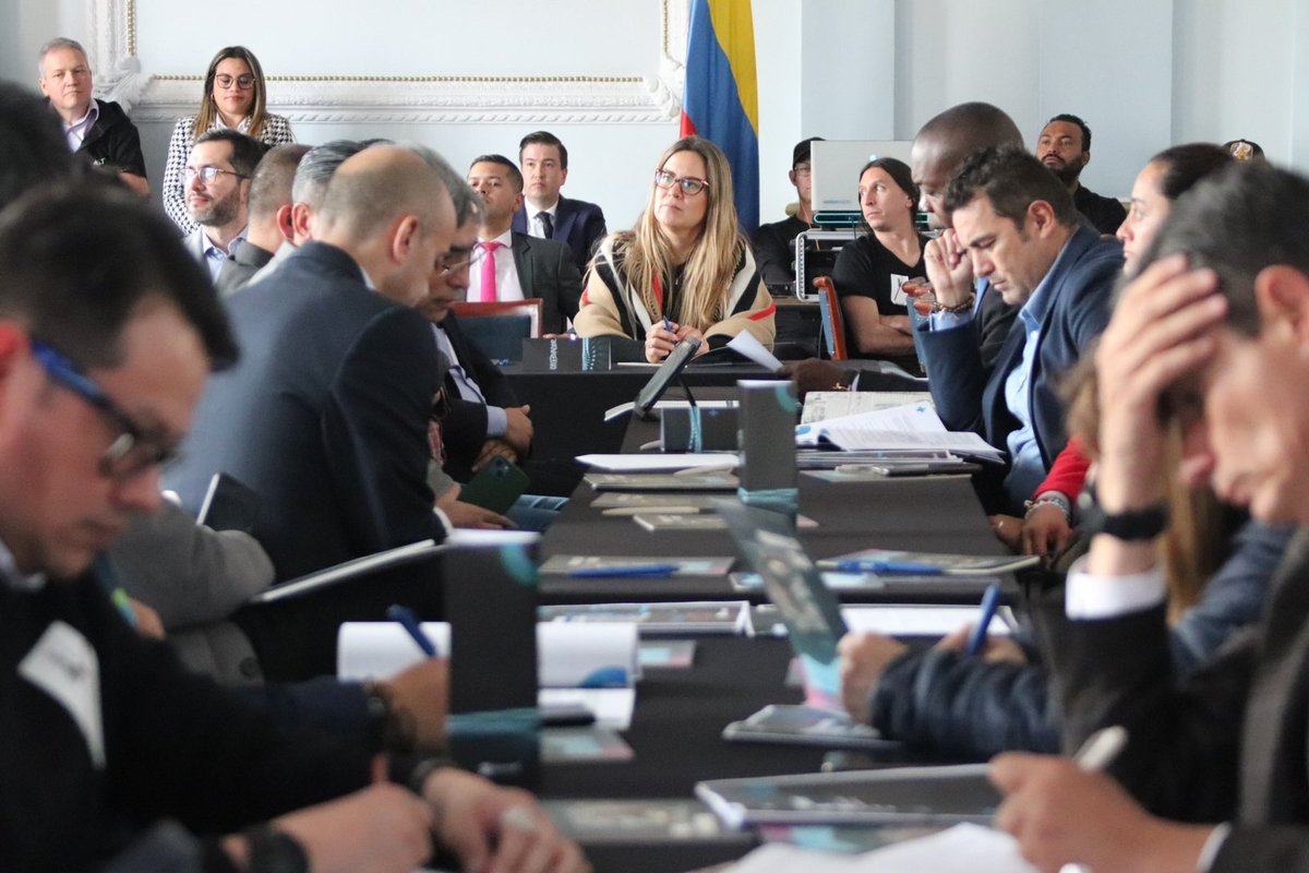 SecGeneralBog's tweet photo. Hoy la @sgeneralbogota, en compañía de otras entidades distritales, participa en el #TallerDeCibercrisis🧑🏻‍💻, liderado por la @ConsejeriaTIC para desarrollar estrategias que nos ayuden con nuestra capacidad de respuesta ante posibles ciberataques. https://t.co/7pgn5tD9uX