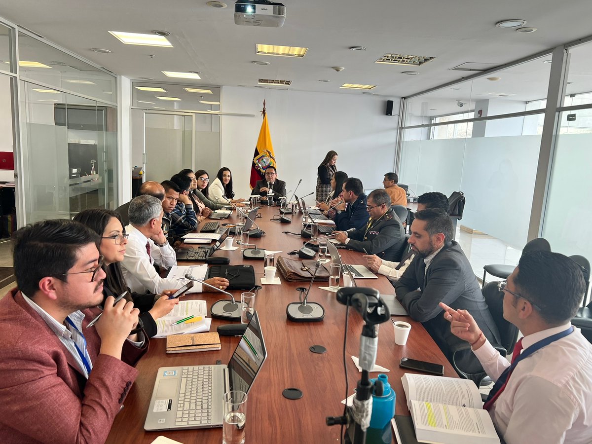 SeguridadAN's tweet photo. Continúan las mesas técnicas con los equipos asesores de todos los asambleístas de @SeguridadAN sobre la  #LeySeguridadDigital con la participación de @InteriorEc  @PoliciaEcuador  @CancilleriaEc
 @DefensaEc   @Telecom_Ec y #CIES. #TrabajoEnEquipo @AsambleaEcuador https://t.co/bJDaT3JEY3