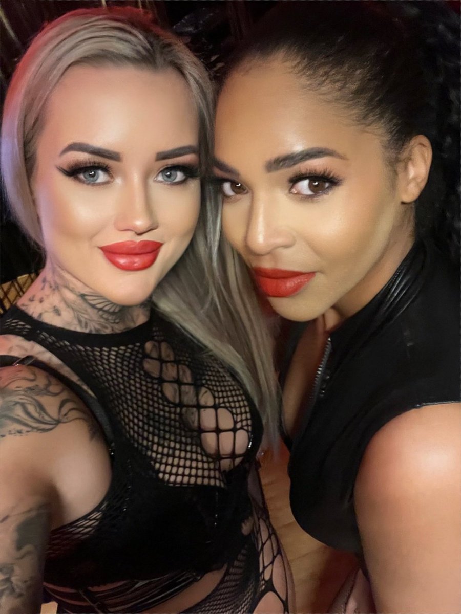 hello again 🖤

Mal Hand aufs Herz liebe #Männer und #Sklaven 👇🏻
Mögt ihr lieber #Sessions , wo die Dame mehr Kleidung an sich trägt oder eher #Sessions , wo mehr Haut gezeigt wird? 🔥

Uffff, ich freue mich auf eure Antworten 🔥