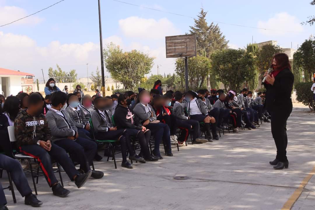 HAmozoc's tweet photo. ✅ Personal del Instituto Municipal de la Mujer impartió el taller Ciberbullying- Manejo de Emociones- en la Primaria Luis Donaldo Colosio, con la finalidad de que las relaciones de amistad de los alumnos sean con respeto y empatía. 
#Amozoc
#AyuntamientoDeAcciones https://t.co/uQzeNKAoO9