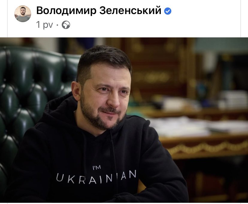 Pysäytti, että Ukrainan presidentti Volodymir Zelenskyi täytti tänään 45 - on siis pikkuveljeni ikäluokkaa. Toivottavasti hän on edes jollakin normaalilla tavalla saanut viettää syntymäpäivää, saanut lapsilta oma tekemiä kortteja. Kaiken tämän hulluuden keskellä. Onnea Zelenskyi!