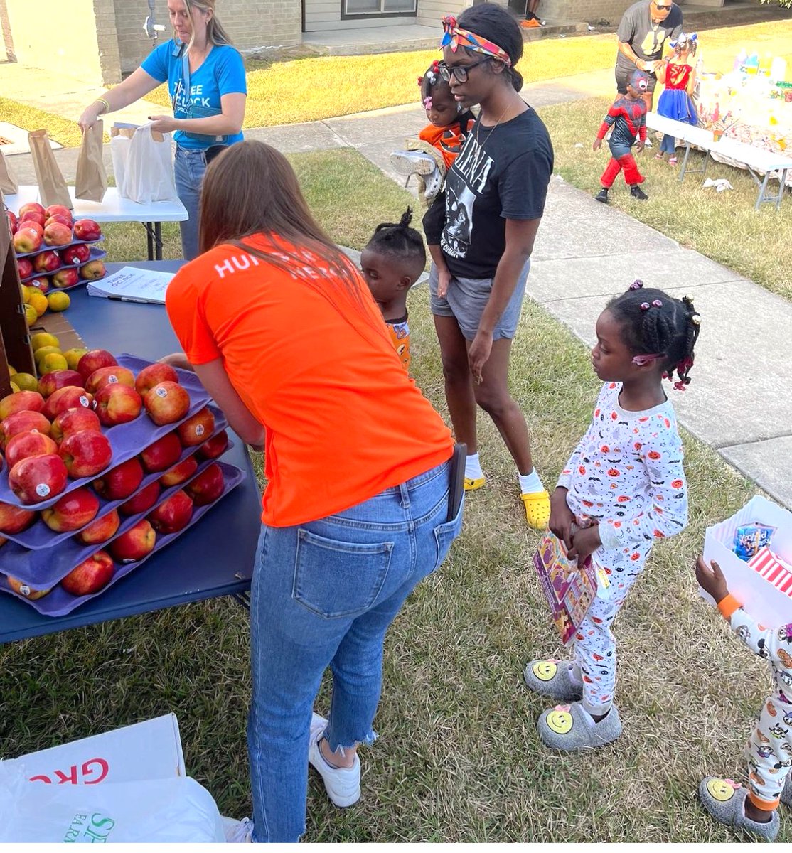 3OClockProject's tweet photo. Flashback Friday to our Vibrant Communities afternoon with #theascentproject. We had a great time providing healthy snacks &amp; fresh fruit to the Ardenwood Village community. Contact our team if your organization is interested in joining the cause &amp; becoming a Hunger Relief Hero. https://t.co/KNhAACS3fz