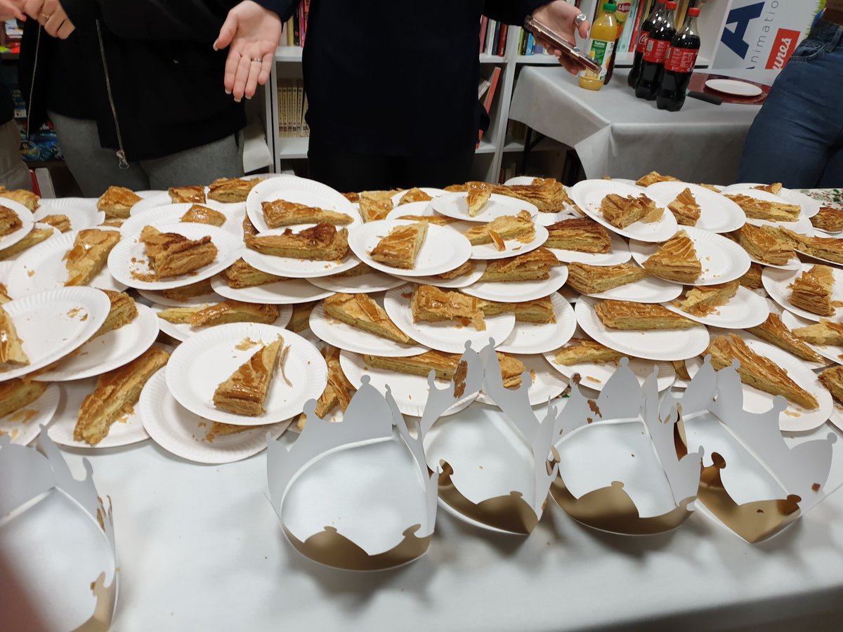 edith_sagroun's tweet photo. Ce soir c'était la galette de L'APAJ. Du monde, un très beau discours d'une jeune fille. Bravo pour le travail au quotidien effectué avec les jeunes. #villedesaintcloud toujours à vos côtés. https://t.co/EPczFf8CD3
