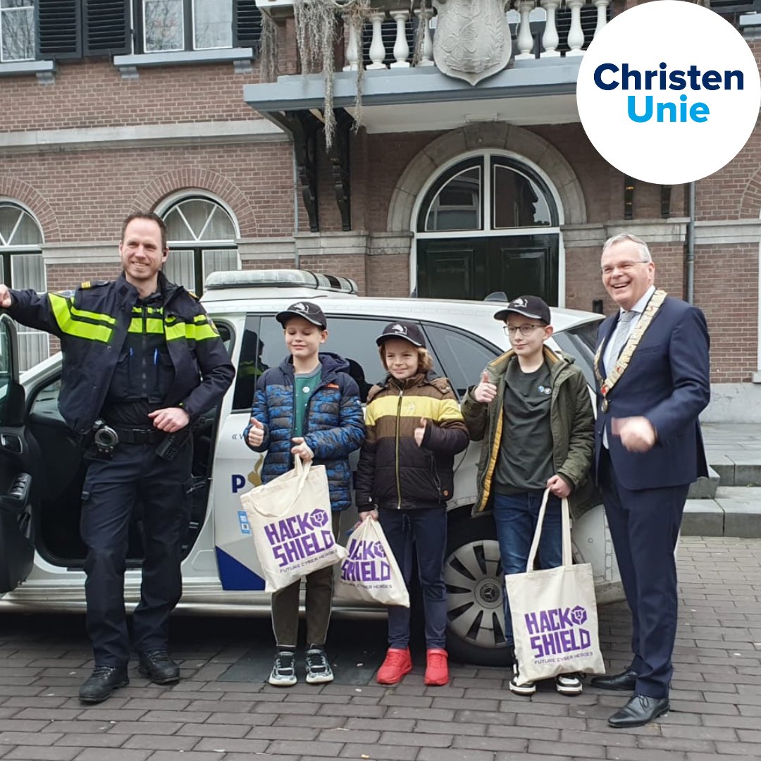 Hackshield is een succes!

Ontzettend leuk om te zien dat het programma om kinderen cyberwise te maken zo succesvol is! Raadslid <a href="/wouterdekool/">Wouter de Kool</a> stelde voor om dit programma ook in Barneveld aan te bieden en het is leuk om dan zoveel enthousiasme bij kinderen en ouders te zien!