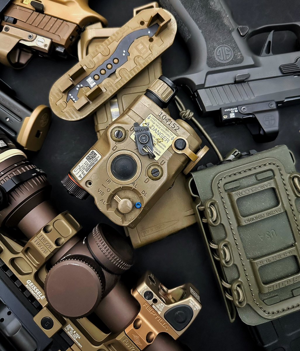 ts_5158's tweet photo. Trinkets #MultitaskerTools #NANO2 #M4Tool #PEQ15 #SigSauer #P320 #RazorHD #RMR https://t.co/sAXenK2HXY