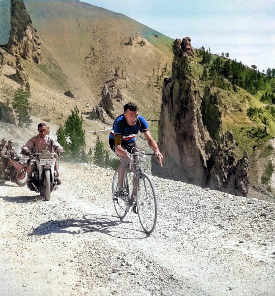 davidguenel's tweet photo. Capitaine de route de l’équipe de France, Louison Bobet passe la Casse Déserte de l’Izoard en tête (Tour 1953). https://t.co/krXHup6lXI