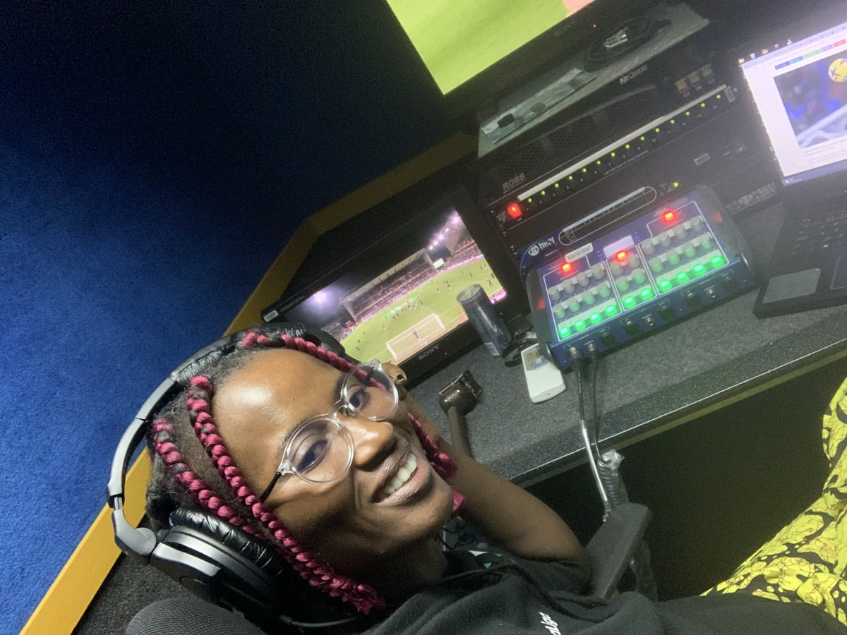 OfficialSuo's tweet image. Back on the #PidginCommentary chair where I go be your official tori painter for the first leg of the semi-finals  #CarabaoCup fixture btw #NOTMUN
Dis na the first time in over 20yrs wen the Reds go come City Ground for dis competition. Do you see a United win fam?

#Kpoko💛