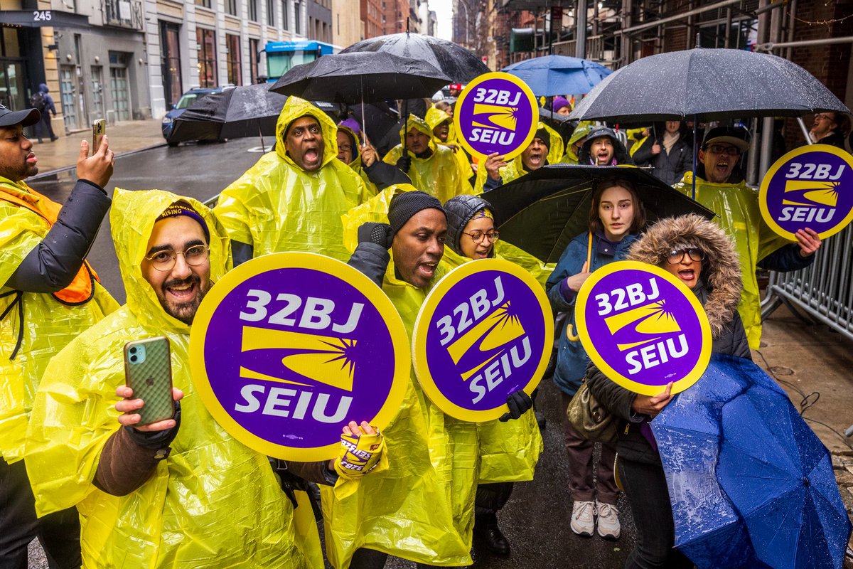 NOW: Janitors who clean Twitter HQ from NYC to the BAY are rallying outside @Twitter HQ in Manhattan to demand answers and their union jobs back! Essential janitors are NOT disposable 🔥 Support: bit.ly/WeSupportJanit…
#UnionsForAll 
#JusticeForJanitors