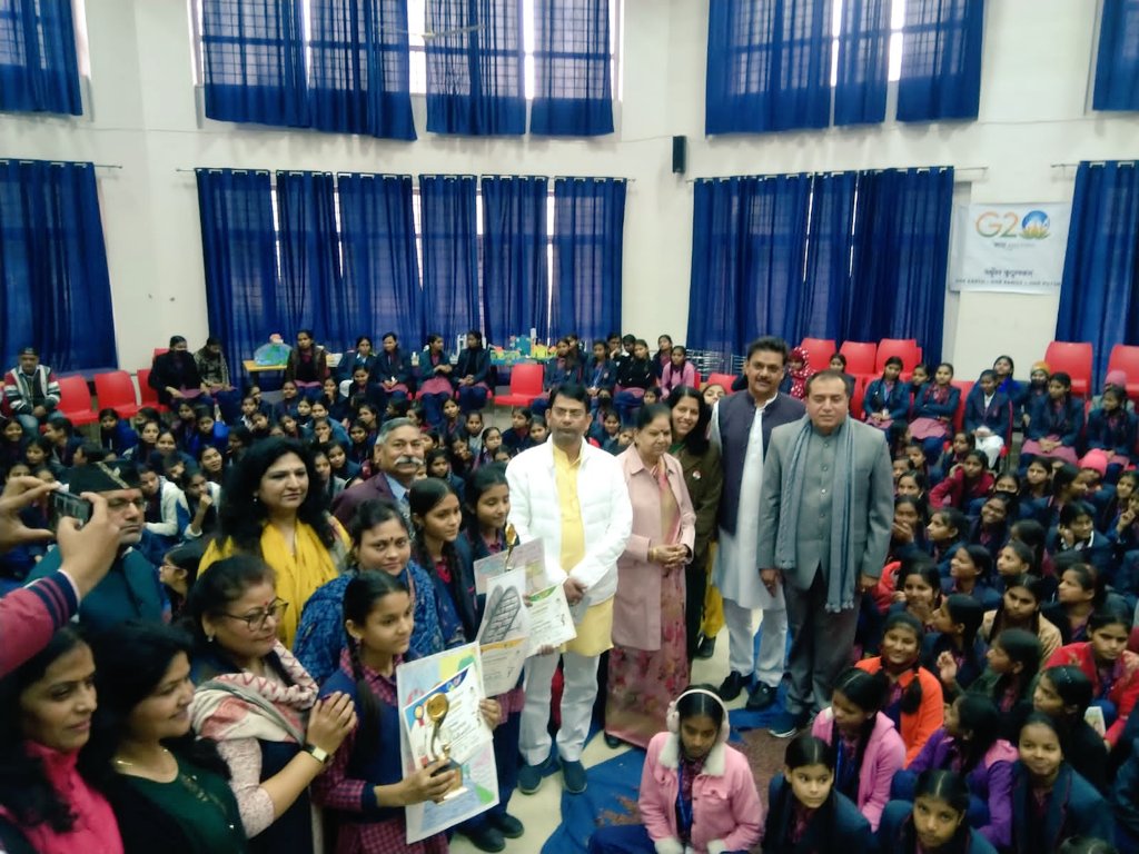 आज भाजपा नोएडा महानगर द्वारा माननीय जिलाध्यक्ष श्री <a href="/Manojguptabjp/">Manoj Gupta (मोदी का परिवार)</a> जी व मा जिला प्रभारी श्री @Basantttyagi11 जी के नेतृत्व में माननीय प्रधानमंत्री आदरणीय श्री <a href="/narendramodi/">Narendra Modi</a> जी के परीक्षा पे चर्चा के क्रम में बालिका इंटर कॉलेज में आर्ट व ड्राइंग प्रतियोगिता के विजेताओं (1/2)