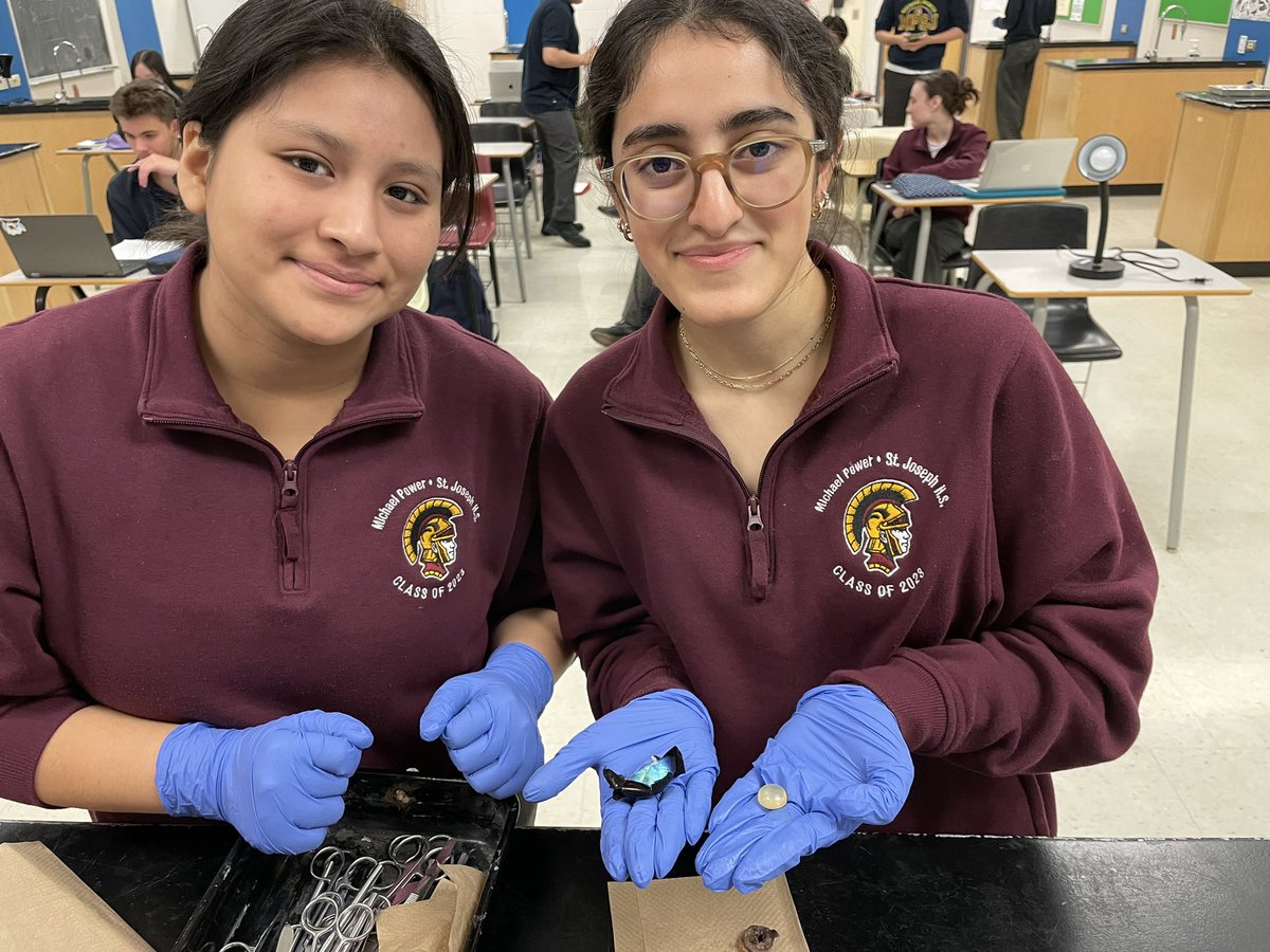 mpsjscience's tweet photo. Our Gr 12 IB Bio students were excited to dissect cow eyes and discover the pretty retina and large convex lens within. 🐮 👁️ @MPSJ_TCDSB @PowerIB #mpsjbio https://t.co/y1dTANMXbh