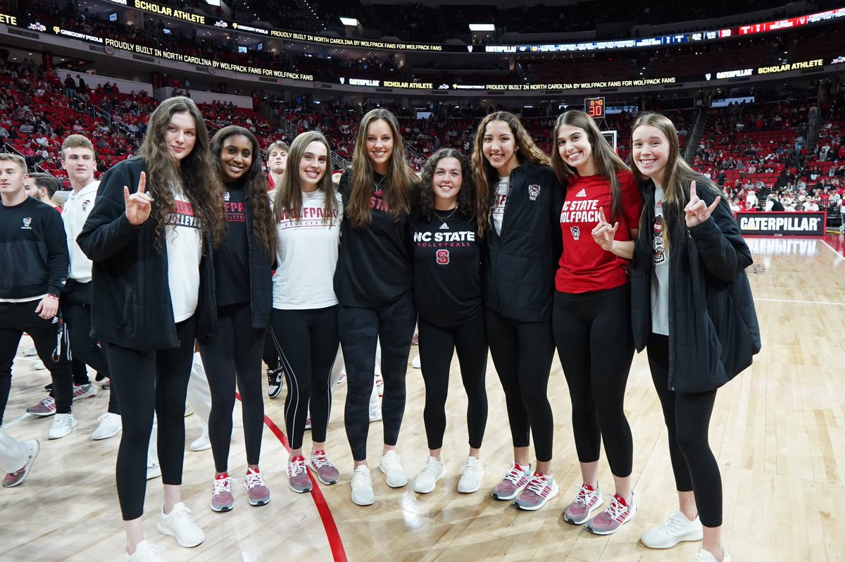 PackVball's tweet photo. 𝙈𝙖𝙠𝙞𝙣𝙜 𝙢𝙤𝙫𝙚𝙨 𝙞𝙣 𝙩𝙝𝙚 𝙘𝙡𝙖𝙨𝙨𝙧𝙤𝙤𝙢 𝙩𝙤𝙤🤓

Eight of our women were honored as CAT Scholar Athletes last night at men’s basketball for holding a 3.0 GPA or higher last semester! 

#GoPack https://t.co/jPI4ayvIwf