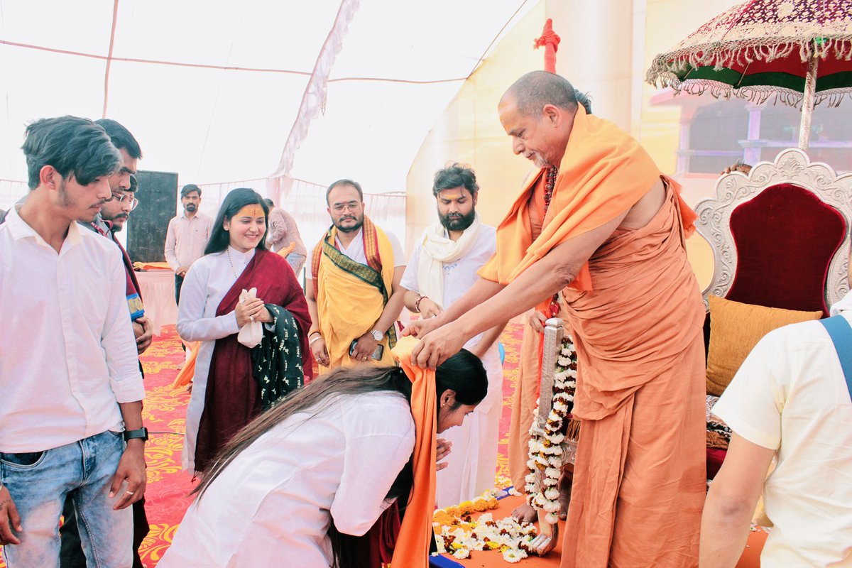 devinehaji's tweet photo. आज जीवन का परम सौभाग्य श्री बाँके बिहारी लाल जी की अतिशय अनुकंपा के फलस्वरूप परासिया मध्यप्रदेश कथा में द्वारका शारदा पीठ के श्री शंकराचार्य भगवान का दर्शन व आशीर्वाद प्राप्त हुआ ! 🌸🙏 https://t.co/nZyDTpylNT