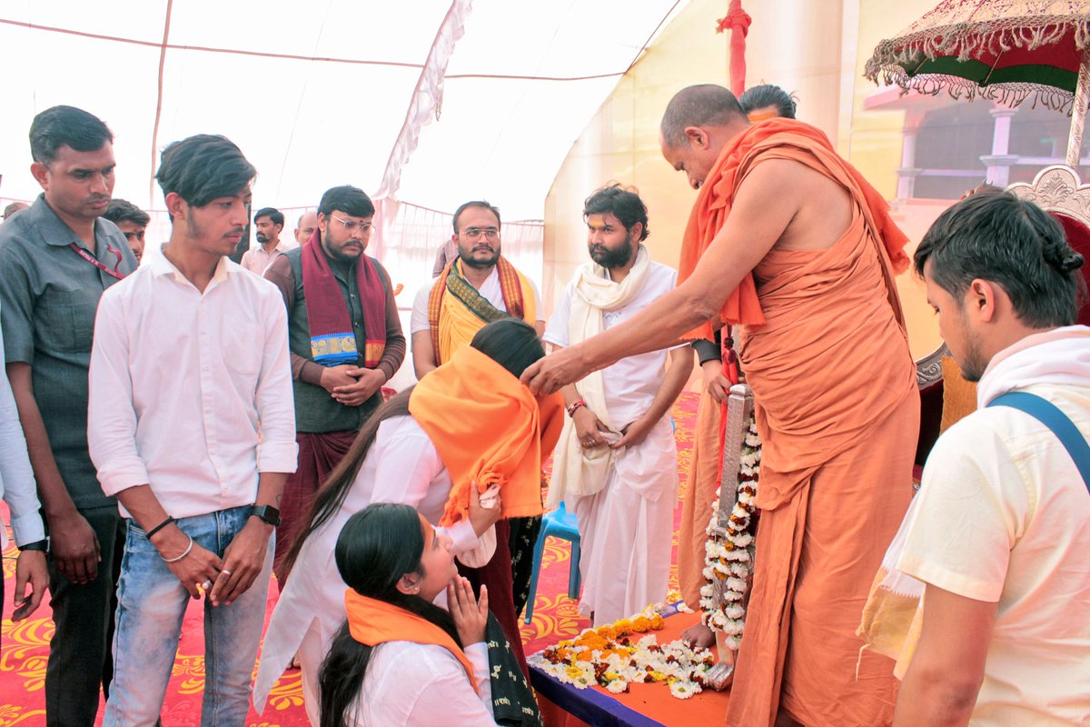 devinehaji's tweet photo. आज जीवन का परम सौभाग्य श्री बाँके बिहारी लाल जी की अतिशय अनुकंपा के फलस्वरूप परासिया मध्यप्रदेश कथा में द्वारका शारदा पीठ के श्री शंकराचार्य भगवान का दर्शन व आशीर्वाद प्राप्त हुआ ! 🌸🙏 https://t.co/nZyDTpylNT