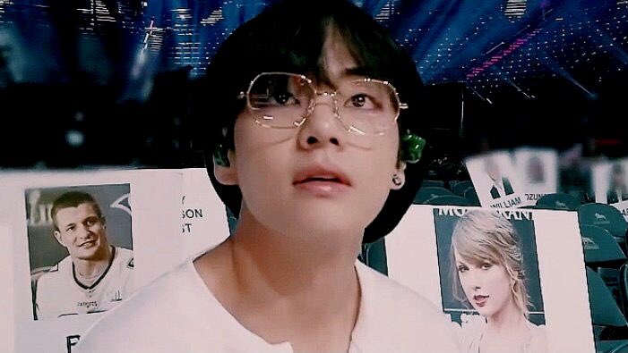 Taehyungimpact's tweet photo. Kim taehyung with this looks is top tier https://t.co/LKAy3Z8TCv
