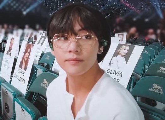 Taehyungimpact's tweet photo. Kim taehyung with this looks is top tier https://t.co/LKAy3Z8TCv