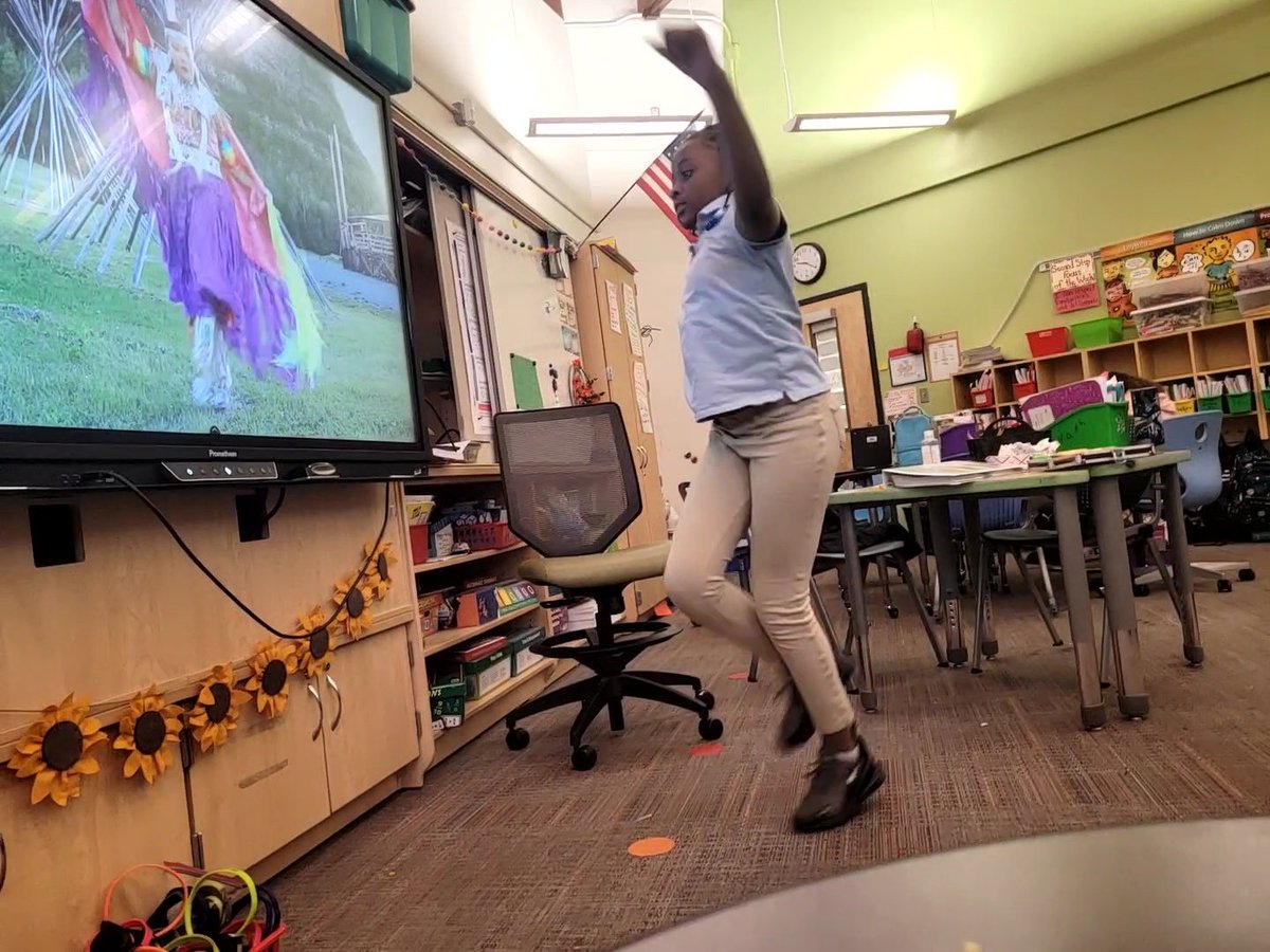 Brannenwiseowls's tweet photo. We listened to Finding My Dance by Ria Thundercloud, did some pow pow dancing, and decorated some dance shawls for #CrayolaCreativityWeek #angeloakes https://t.co/eP8Qi4W343