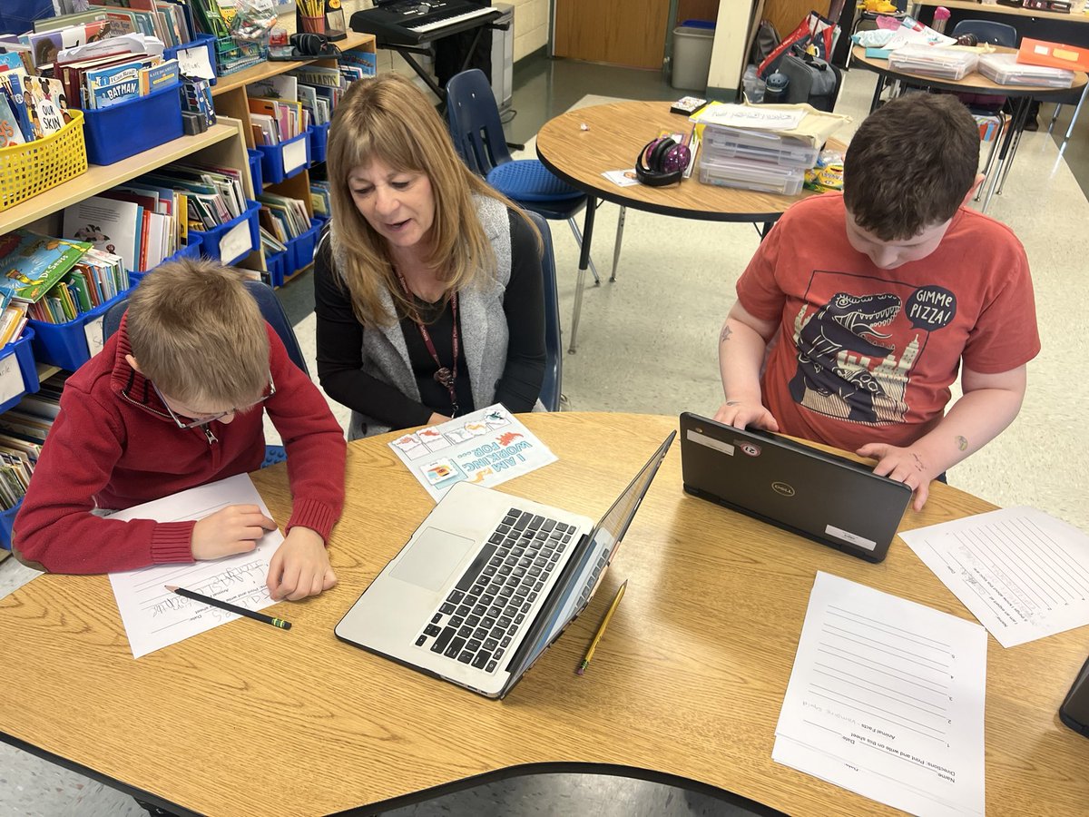 QRS_Smith's tweet photo. Working hard on our expert books! We love research! #qrspride https://t.co/wJ7bPdZxEK