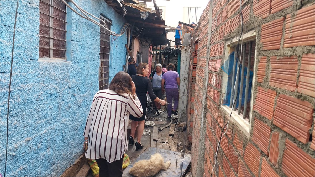 MimpPeru's tweet photo. #SantiagodeSurco | El equipo de #InabifEnAcción brinda contención y soporte a las familias damnificadas tras incendio en quinta. https://t.co/Ni5zf8Ef0a
