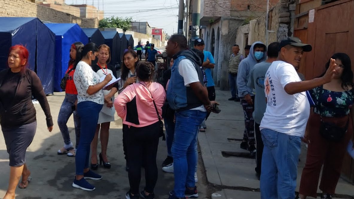 MimpPeru's tweet photo. #SantiagodeSurco | El equipo de #InabifEnAcción brinda contención y soporte a las familias damnificadas tras incendio en quinta. https://t.co/Ni5zf8Ef0a