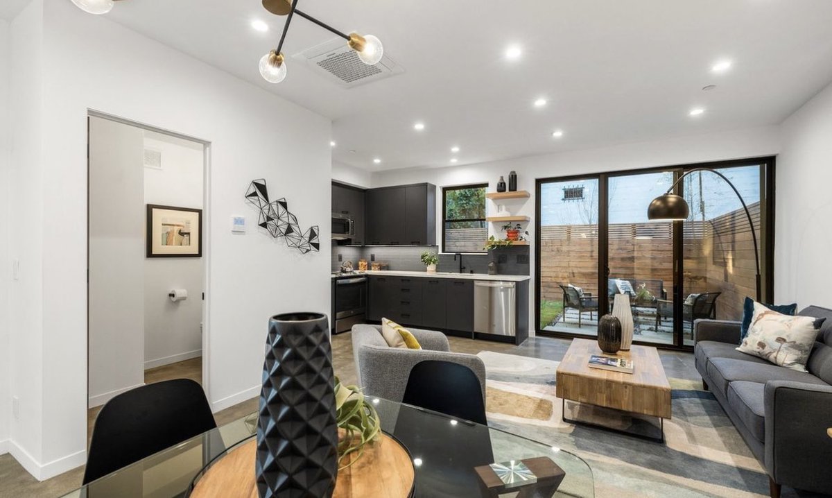 padigoodspeed's tweet photo. Grand Lake, Oakland California. This beautiful townhome is listed at $799K, I’m guessing it’ll sell quick, and above list price. https://t.co/ZEO4ggy8Z0