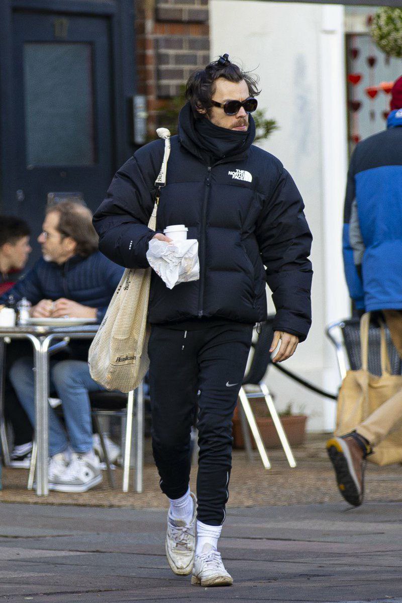 мне так нравится усатый Гарри, ничего не могу поделать 👨🏻💔