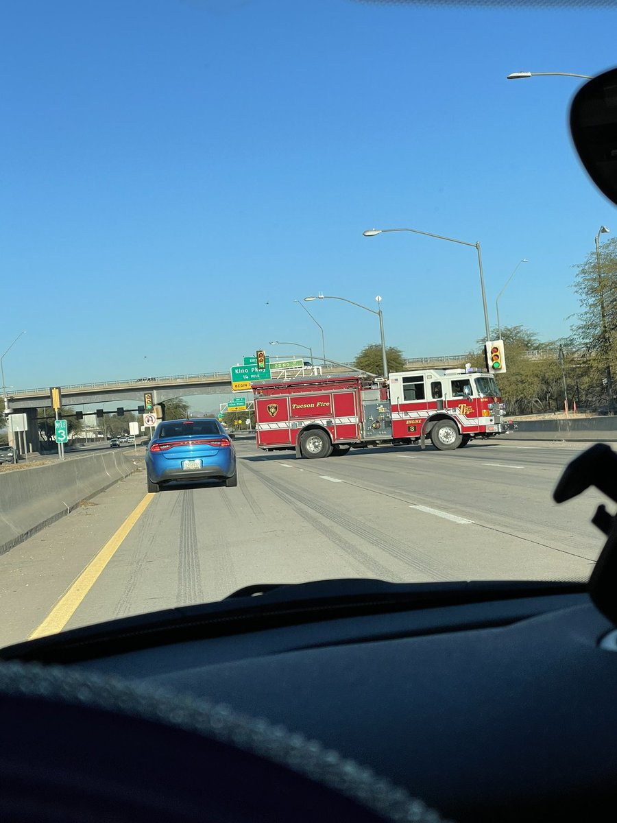 Radioleslie's tweet photo. @whatsuptucson,  accident on NB Aviation st 22nd St. Blocking the 2 right lanes. https://t.co/UuEdgGawj1