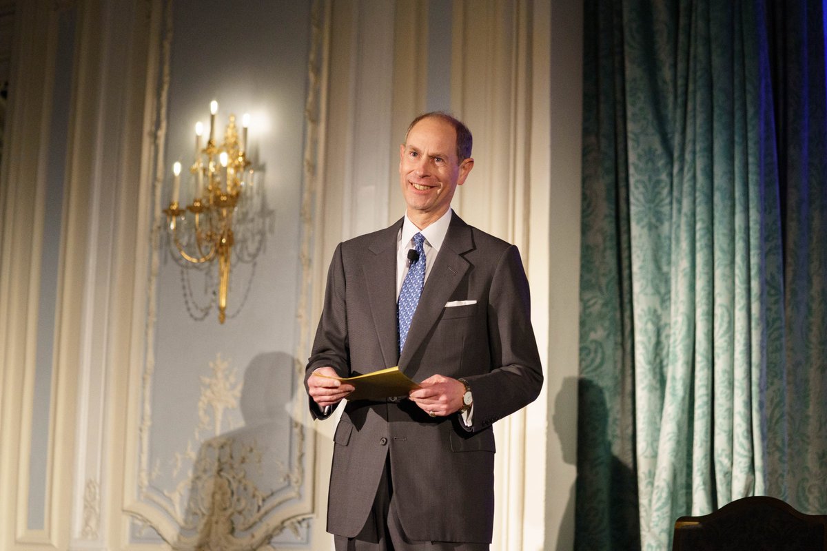 RoyalFamily's tweet photo. The Earl of Wessex has presented the first @ProductionGuild ‘Earl of Wessex’ Award to @6ftfrom in recognition of their work to improve mental health and wellbeing in the UK film and television industry.

👏Congratulations to all the nominees!

🔗https://t.co/krDtyJyvVp https://t.co/CAj5uGaCkl