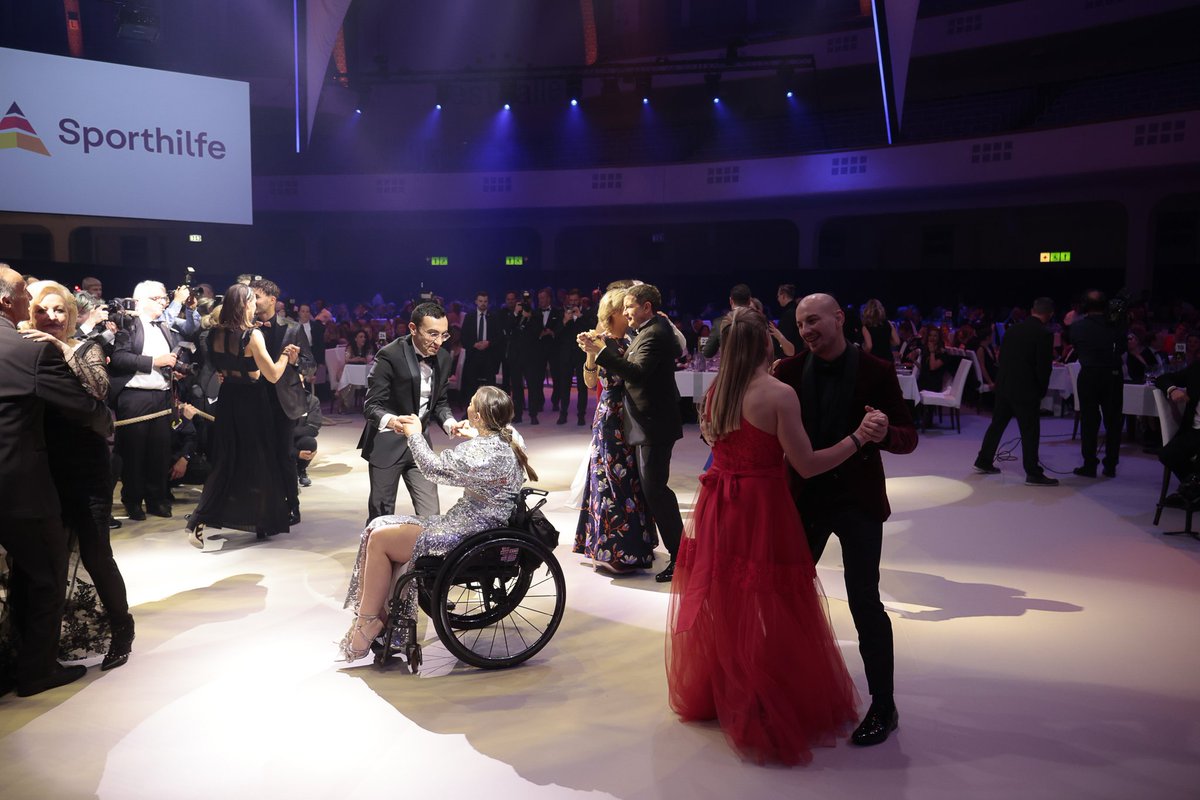Sporthilfe (@sporthilfe) on Twitter photo Der 52. Ball des Sports ist Geschichte! ✨
Nach 17 Jahren feierte der #BalldesSports am vergangenen Samstag seine Rückkehr in die <a href="/messefrankfurt/">Messe Frankfurt</a>. Dort traf die Elite des deutschen Spitzensports auf Prominenz aus Wirtschaft, Politik und Gesellschaft. Der 52. Ball des Sports ist Geschichte! ✨
Nach 17 Jahren feierte der #BalldesSports am vergangenen Samstag seine Rückkehr in die <a href="/messefrankfurt/">Messe Frankfurt</a>. Dort traf die Elite des deutschen Spitzensports auf Prominenz aus Wirtschaft, Politik und Gesellschaft.