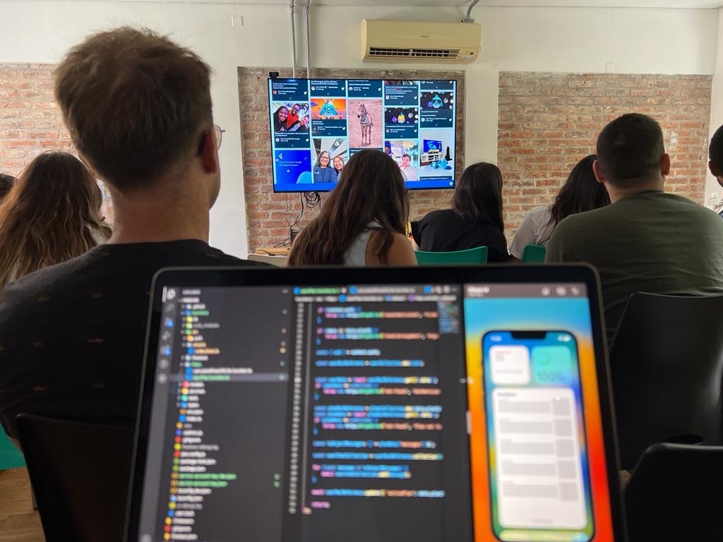 createthrivedev's tweet image. #FlutterForward viewing party at CreateThrive's offices.
#NowWatching 📡📱
@FlutterDev