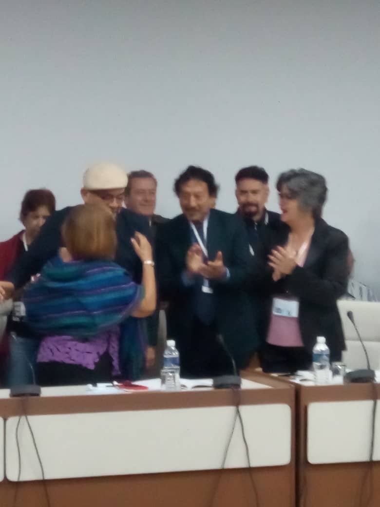 Desde la Sala 7️⃣ se desarrolla el Encuentro Internacional de Cátedras Martianas, ocasión especial para entregar el Premio "Pensar y Servir", que otorga el Centro de Estudios Martianos a la Lic. María Beatriz Martínez del CEM. 

#MartíVive #DesdeSuAltura #DefendiendoCuba🇨🇺💪❤️