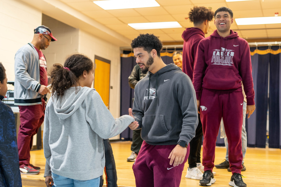 DurhamPublicSch's tweet photo. The 2022 HBCU National Champions @NCCU_Football and @NCCUDOA visited W.G. Pearson Elementary for the "Being a Champion in the Classroom" event! The event was hosted by WeAreKings President Noell White-Spence and @k975 Brian Dawson. Full gallery: https://t.co/0dPBCMWP7h #WeAreDPS https://t.co/iMftGRC50a