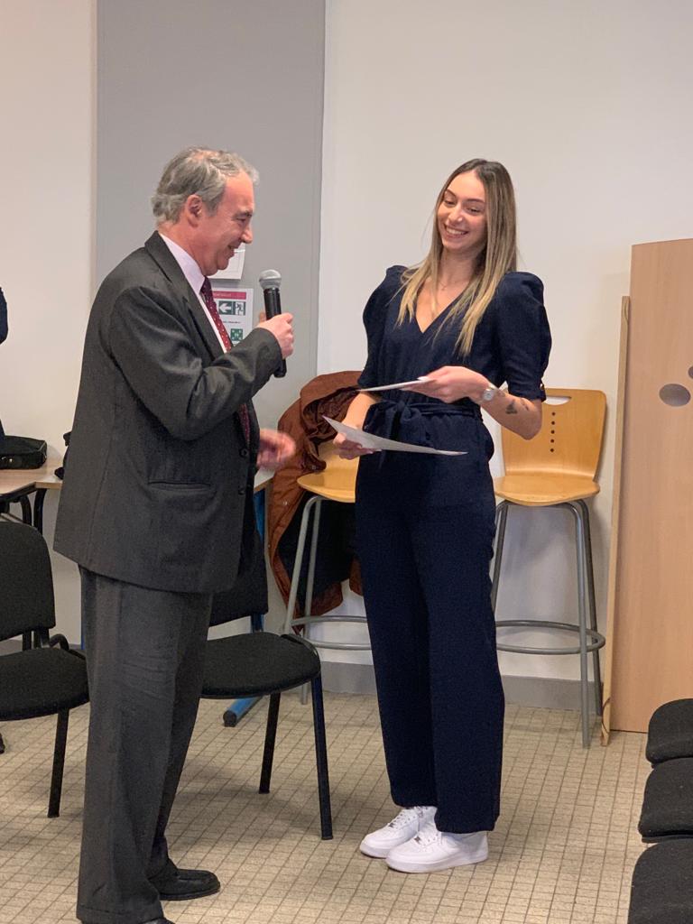 CiteJulieDaubie's tweet photo. 2e et 3e place au concours de l'excellence économique pour ces deux élèves du lycée. Nous sommes fiers d'elles et fiers des professeurs qui les ont préparées. Bravo! @banquedefrance @Dsden57 @regiongrandest https://t.co/4gECnGbeih