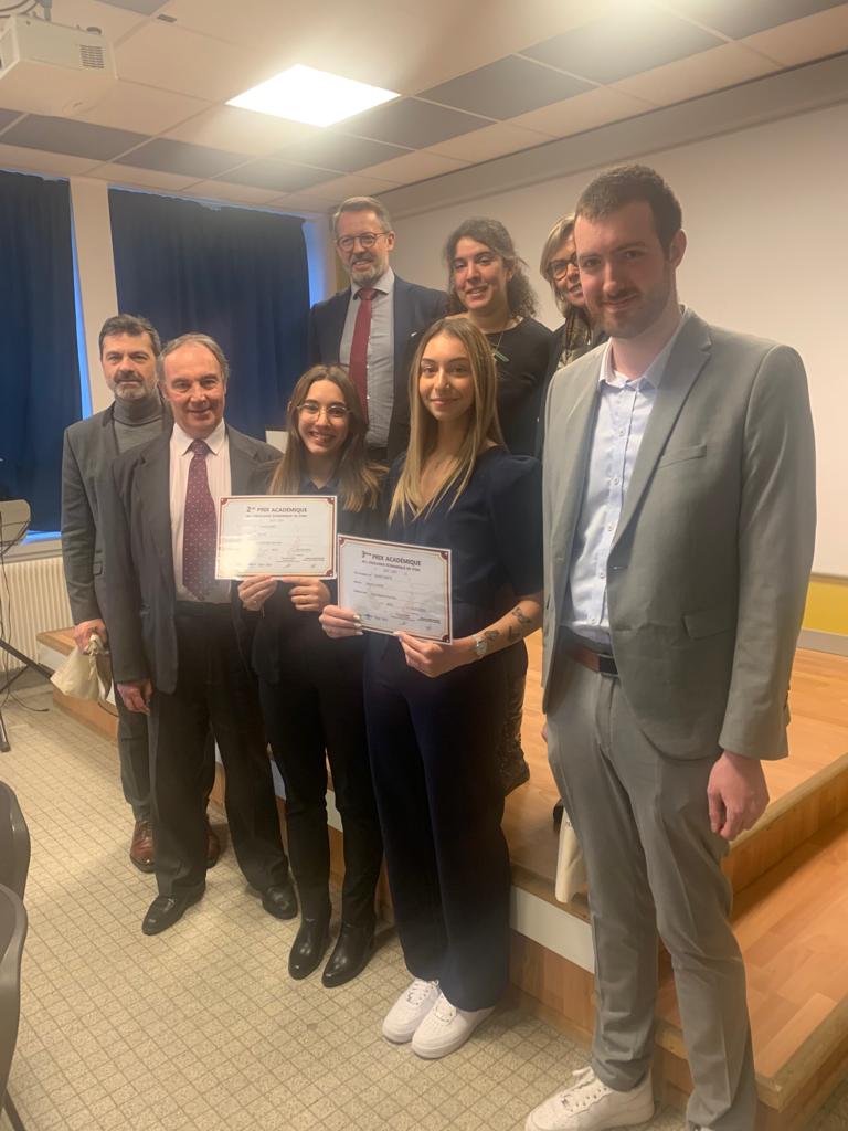 CiteJulieDaubie's tweet photo. 2e et 3e place au concours de l'excellence économique pour ces deux élèves du lycée. Nous sommes fiers d'elles et fiers des professeurs qui les ont préparées. Bravo! @banquedefrance @Dsden57 @regiongrandest https://t.co/4gECnGbeih