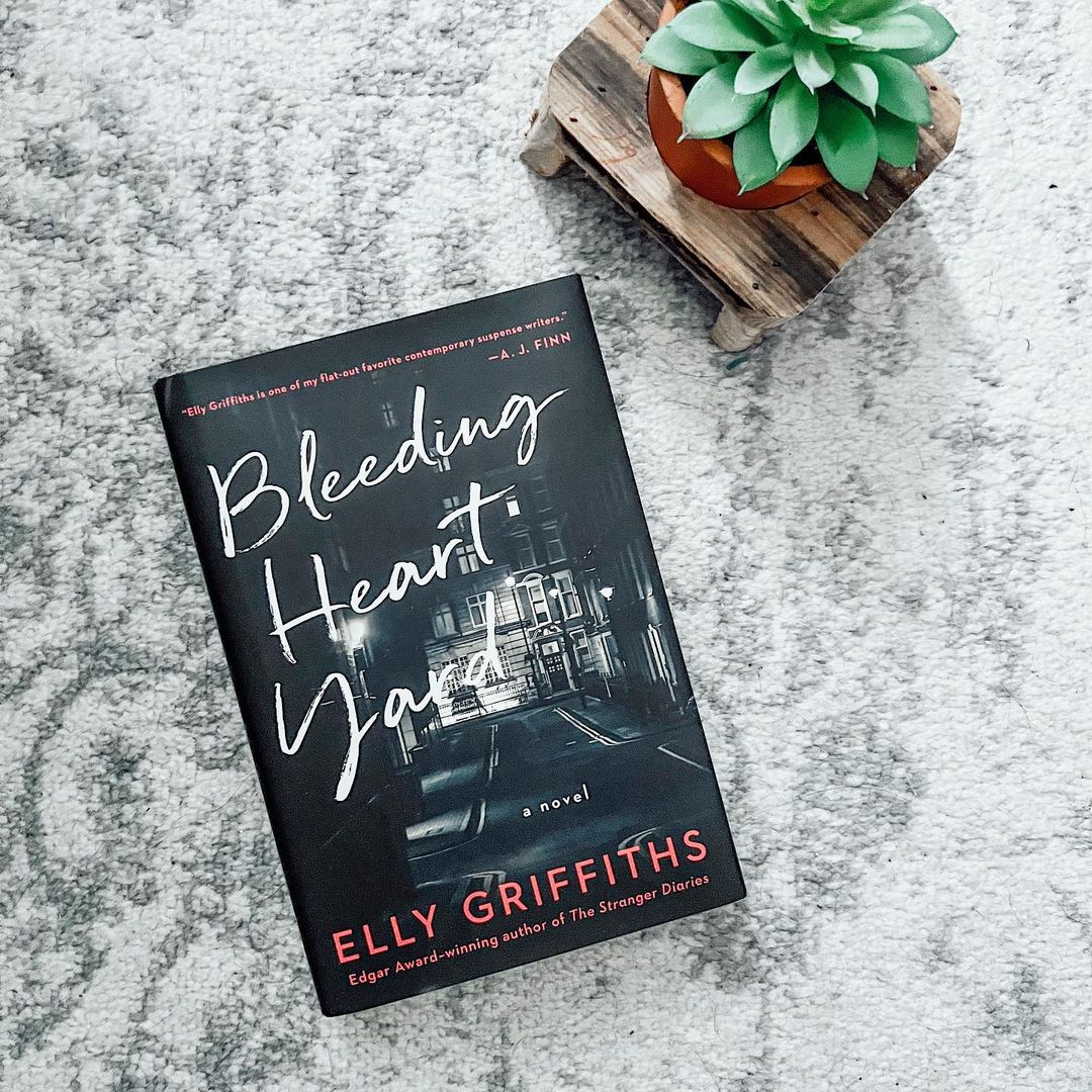 MarinerBooks's tweet photo. Is it possible to forget that you’ve committed a murder?🤷

#BleedingHeartYard by @ellygriffiths  is about a murderer at a school reunion...but the students are no strangers to death.💀 
More: https://t.co/OKW0lDPmkk https://t.co/IMfTaH4zcA