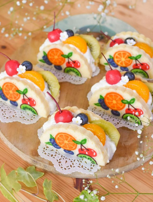daily_dolce's tweet photo. Mini fruit sandwiches by yuni_sweets https://t.co/ob4Rn9zhiM