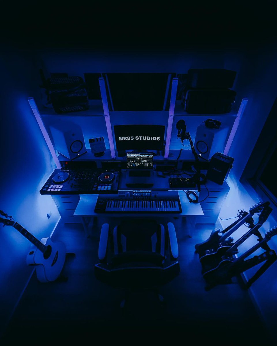 When the studio lighting is just right 😍 📸 - nunorickymusic #studiosetup #musicstudio #kompletekontrol