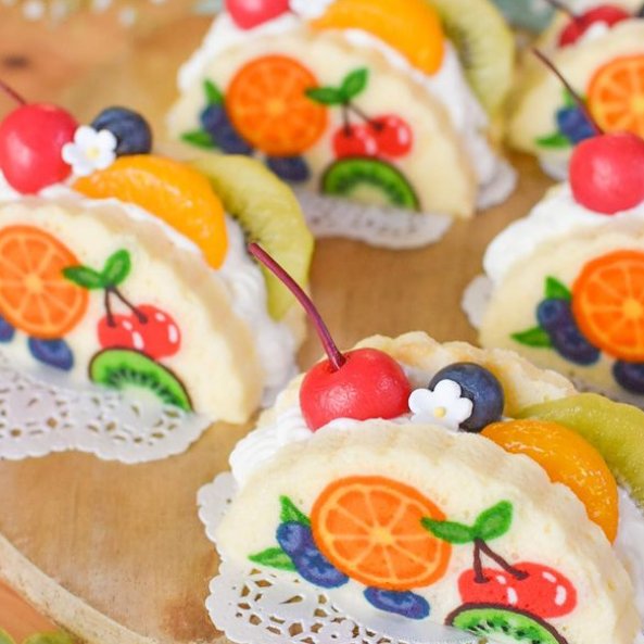 daily_dolce's tweet photo. Mini fruit sandwiches by yuni_sweets https://t.co/ob4Rn9zhiM