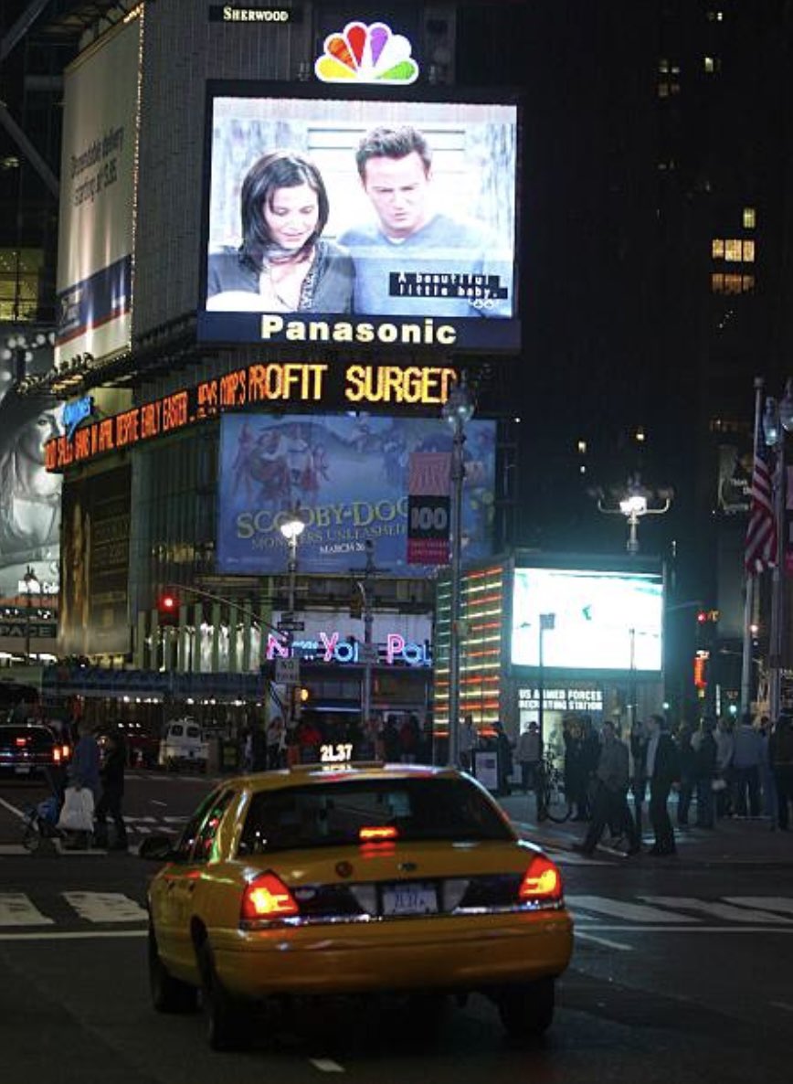 quote_friends's tweet photo. new yorkers watching the friends finale live in times square (2004) https://t.co/4cQCROrlDh