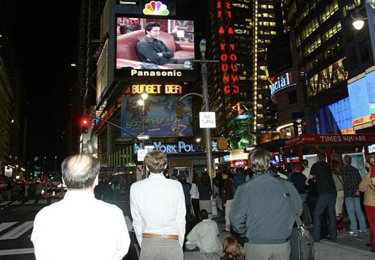 quote_friends's tweet photo. new yorkers watching the friends finale live in times square (2004) https://t.co/4cQCROrlDh